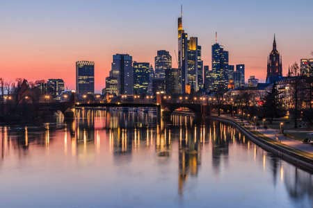 adrium Acryl-Bild 120 x 80 cm: Frankfurter Skyline am Abend bei Sonnenuntergang. Hochhäuser aus Bankenviertel und Main mit Reflexionen. Beleuchtete Häuser und (164956089)