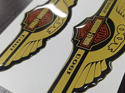 Stemma logo decal compatibile con HARLEY D. Centenario 1903-2003,GOLD, coppia adesivi resinati dimensioni 100mm x 37mm, effetto 3D. Per SERBATOIO o CASCO. Colore: Oro