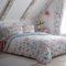 Dreams & Drapes Bettbezug mit Gartenblumen, Schmetterlingen und Vögeln – Einzelbettgröße Wendedesign (2 Farben) – pflegeleicht & waschbar – Vintage-Blumen-Bettwäsche in Blau – Weiß & Blau mit