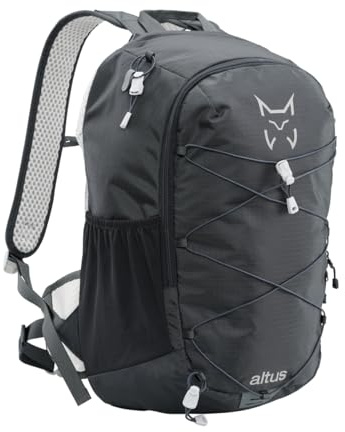 Mochila ideal para excursiones cortas. Elástico frontal porta chaqueta o cualquier prenda que queramos acceder rápidamente. C: ANTRACITA T: U