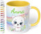 Kinder-Tasse mit Namen „Weiße Katze mit Regenbogen-Motiv“ – personalisierte Namenstasse für Jungen und Mädchen - rundum bedruckt – schönes Geschenk zu Weihnachten, Geburtstag (Hellgelb)