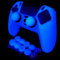 HLRAO Coque de protection antidérapante en silicone bleu brillant dans le noir compatible avec manette PS5/Slim/Pro, 8 capuchons de pouce à paillettes et 2 capuchons de poignée.