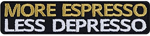 MORE ESPRESSO LESS DEPRESSO Aufnäher/Aufbügler zum annähen/aufbügeln | Coffee Patch Kaffeeliebhaber Geburtstagsgeschenk Chiller Applikation für alle Stoffe | 90x20mm