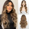 FESHFEN Lange Wellig Perücken Balayage Braun, Lace Front Perücke Mittelscheitel Frauen Synthetik Haar Wellen Lang Wig Natürliche Gewellte Braun Perücken für Damen 65 cm