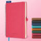 IN-LUXPRO Kalender 2025 2026 Wochenplaner,A5(21.9 x 16.4cm),18-Monate Buchkalender (Jul.2025-Dez.2026) Ringbuch mit Softcover,wochenkalender mit selbstklebendem Stifthalter,Rosenrot.