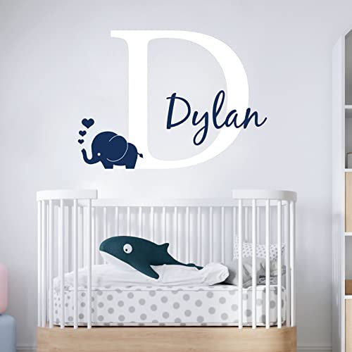 Wand-Designer-Name, personalisierbar, mit Initialen-Buchstaben und Baby-Elefant, Herzen, 2 Farben Initial Letter Height: Large (570mm) Farbe des Buchstabens und der Herzen: Weiß.