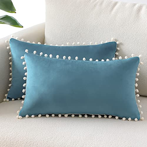 Sungeek 2er Set Samt Kissenbezüge, Dekorativ Zierkissenbezüge Weich Kissenbezug Pompon Dekokissen Sofakissen Couchkissen Deko Bezug Kissenhülle für Sofa Schlafzimmer Wohnzimmer (30x50 cm, Hellblau)