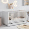 Petite Amélie Beistellbett Baby 70x140 cm - Mitwachsendes Babybett - Von 0 Monate bis 4 Jahre (Kinderbett) - Zweifach Höhenverstellbar - Inklusive niedrigeres Seitengitter als Rausfallschutz