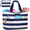 BTNEEU Bolsa de Playa Grande XXL con Cremallera Bolso Playa Familiar 50L Impermeable Bolso de Viaje Mujer Plegable Beach Tote Bag con 14 Bolsillos Shopper para Piscina Picnic Gimnasio (Azul Rayas)