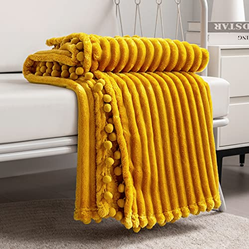 Dissa Fleecedecke: Weich, volumiös, flauschig, warm, gemütlich, Perfekter Überwurf für Couch, Bett, Sofa, mit Pompons am Saum, Flanelldecke, Überwurf in Queen-Size-Größe von ca. 229 x 229 cm, Gelb