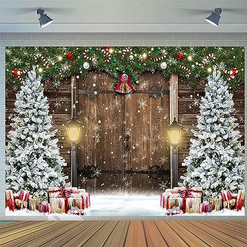 2.4x1.8m Foto Hintergrund Weihnachten Rustikale Scheune Holz Tür Xmas Baum Schnee Geschenk Glocke Fotografie Hintergrund Familie Winter Urlaub Neujahr Party Dekorationen Banner Fotostudio Requisiten