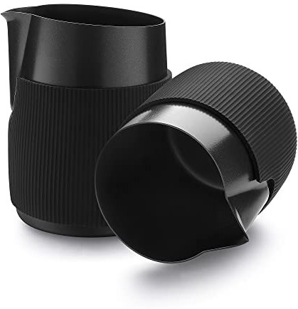 Normcore Milchkännchen Edelstahl - Kompakt ohne Griff - Barista Milchkännchen - Rostfreie Milchkanne Edelstahl für den Cappuccino und Latte Art - Sharp Ausguss (600ml, Schwarz)
