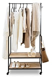 LIFA LIVING Kleiderständer auf Rollen, Schwarze Kleiderstange für Schlafzimmer aus Holz & Metall, Mobiler Garderobenständer mit Schuhregal & 2 Ablagen, 176x43x84cm