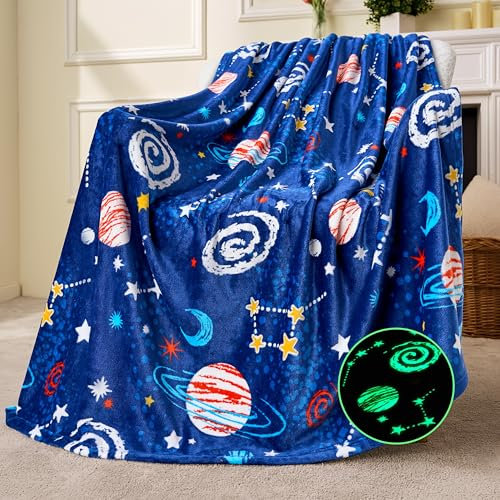 Joiedomi JOIEDOMIDecke Kuscheldecke Leuchtet im Dunkeln – Weltraum-Geschenk für Mädchen und Jungen im Alter von 2 bis 12 Jahren – Weiche, gemütliche Flanell-Kinderdecke – Geburtstagsgeschenk 50×60