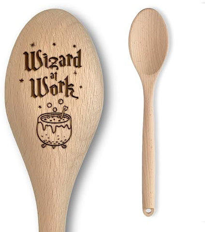 Harry The Wizard Baking Gift - Cuchara de madera con inscripción grabada, regalo de cocina para hombres y mujeres, artículo no oficial para fanáticos (mago en el trabajo)