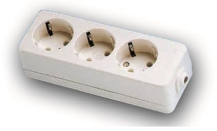 Basis III für Oberflächenmontage mit T/T-Steckdosen, in Blisterverpackung. Ideal für sichere und effiziente elektrische Installationen auf engstem Raum, perfekt für mehrere Anwendungen.