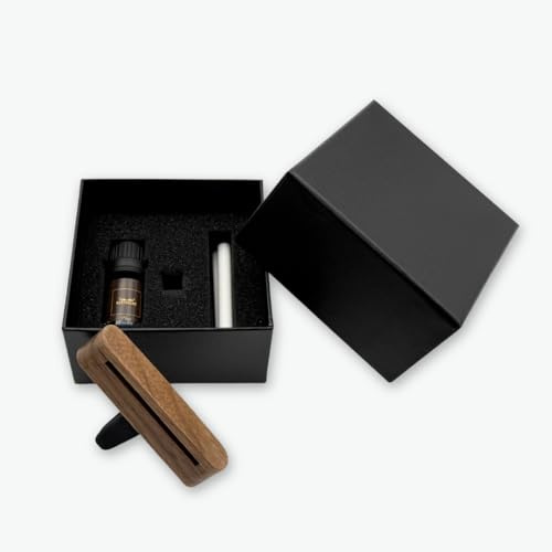 Personalisiertes Auto Lufterfrischer Set aus Walnussholz mit Wunschgravur – Inkl. 5ml Duftöl, 2 Duftsticks & Edler Geschenkbox – Individuelles Autozubehör Geschenk (Kiefer)