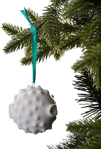 Jonathan Adler Kugelfisch-Weihnachtsornament, Porzellan, Hängend, Weihnachten