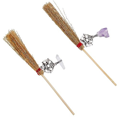 SUPERFINDINGS 2 Unids Mini Escobas de Paja con Encantos de Cristal 16.5cm Halloween Brujas Muñeca Pequeñas Escobas Paja Artesanía Decoración de Halloween Prop para Casa de Muñecas Cosplay