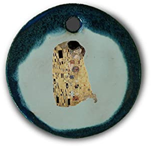Schöner Keramik-Anhänger „Der Kuss von Gustav Klimt“ in blau marmoriert; Schmuck Kette Kettenanhänger Geschenk Kunsthandwerk Keramik rund Talisman Halskette Aufmerksamkeit Mitbringsel individuell
