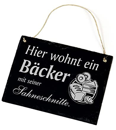 Schild Schiefertafel mit Spruch graviert - Hier wohnt ein Bäcker mit seiner Sahneschnitte - Schiefer Türschild 22x16cm | Dekolando Home Accessoires