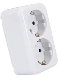 Doble base schuko de superficie, con toma a tierra, fácil instalación y diseño compacto, ideal para uso en hogar y oficina.