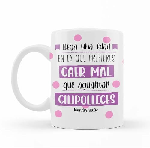 Wondernastic - Taza Llega una edad en la que prefieres caer mal que aguantar gilip*lleces, 350 ml, Color Blanco, Cerámica, Apta para Lavavajillas y Microondas, Divertido y Original, Diseño Exclusivo