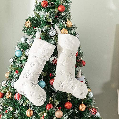 Deggodech Plüsch Weihnachten Strumpf 2er Set, 22 inches Weiß Weihnachtsstrümpfe mit Silber Pailletten Schneeflocken Christmas Stockings für Kamin Weihnachtsbaum Dekoration