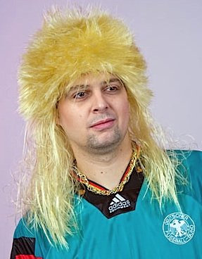 Festartikel Müller Faschingsperücke VOrne-KUrz-HInten-LAng blond Vokuhila Atze Assi Fasching