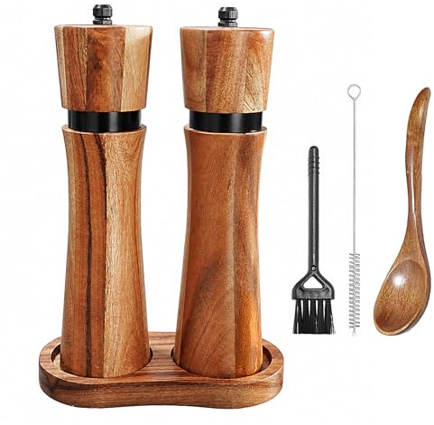Alverra Salz und Pfeffermühle Holz Set – 2er Gewürzmühle mit Keramikmahlwerk & Untersetzer, Manuelle Pfeffer und Salzmühle aus Akazienholz, Edles Geschenk für Küche & Haushalt