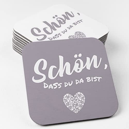 Schön DASS Du da bist Bierdeckel aus Pappe I Eckige Tischdeko Flieder (50 Stück) Deko aus umweltfreundlicher Holzschliffpappe (9,3cm x 9,3cm)