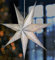 BRUBAKER 60 cm Papier Weihnachtsstern zum Aufhängen - Fenster Adventsstern - 3D Papierstern mit E14 Fassung - Hängende Weihnachtsdeko Leuchtstern mit 3,5 m Kabel - Silber