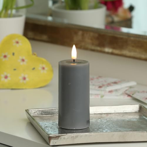 MARELIDA LED Kerze Echtwachskerze Deluxe Homeart mit realistischer 3D Flamme mit Wachsspiegel Stumpenkerze für Innen grau (D: 5cm - H: 10cm)