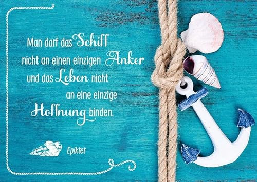 Postkarte für Meeresliebhaber: Maritime Deko mit Anker und Muscheln auf blauem Holz, Zitat von Epiktet über Hoffnung und Leben. Ideal für inspirierende Botschaften an Freunde und Familie!