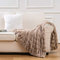 Luxury Concepts Weiche Überwurfdecke aus Kaninchenfell, 127 x 152,4 cm, Elegantes gerüschtes Design, maschinenwaschbar und knitterarm, leicht, Hellbraun, Überwurfdecke für Couch, Sofa und Bett