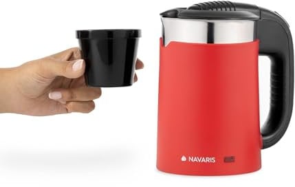 Navaris Edelstahl Reisewasserkocher 0,5L - mit 2 Trinkbechern - 16 x 11 x 17 cm - Mini Reise-Wasserkocher 1100W für Camping - Reisekocher in Rot