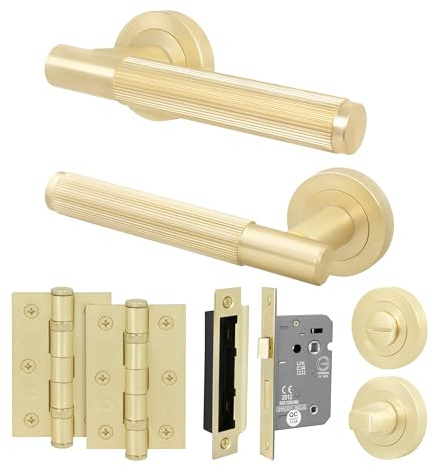 EAI Satin Brass Door Handles with Bathroom Lock 64mm, Hinges - Oruro | Complete Bathroom Kit with 1 Pair of Door Handles, 64mm Lock, 76mm Hinges and Thumb Turn Set, Fixings Included