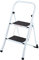 Raburg Stahl-Klapptritt-Leiter Step KLEIN, 2 Stufen, Stahl in WEIß, kompakt klappbar - 45,5 cm hoch, 4,1 kg, TÜV/GS geprüft, Rutschhemmende Oberfläche, praktische Universal-Leiter für den Alltag