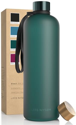 LARS NYSØM Gourde 1,5l | Bouteille d'eau 1500ml | Gourde de sport ultralégère en Tritan | Idéal pour le sport, le bureau, le yoga, les enfants | 2 couvercles inclus (Pine Green, XL 1500ml)