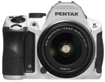 Pentax K-30 Fotocamera e Obiettivo DA-L 18-55mm WR, Sensore CMOS APS-C da 16,49 Megapixel, Display LCD da 3”, Video Full HD, Bianco