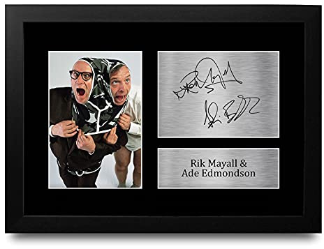 HWC Trading Bottom A4 Gerahmte Signiert Gedruckt Autogramme Bild Druck-Fotoanzeige Geschenk Für Rik Mayall And Ade Edmondson Eddie Richard Tv-Show-Fans