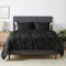 Amazon Basics 3-teiliges Daunen-Alternative-Steppdecken-Set, Steppdecke 229 x 239 cm & 2 Kissenbezüge 51 x 66 cm, Schwarz, Kirschband mit Paspelkanten