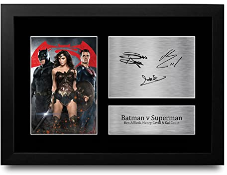 HWC Trading FR A4 Ben Affleck, Henry Cavill & Gal Gadot Batman v Superman Geschenke Geducktes Signiertes Autogramm Foto für Fans von Film Memorabilien - A4 Gerahmt