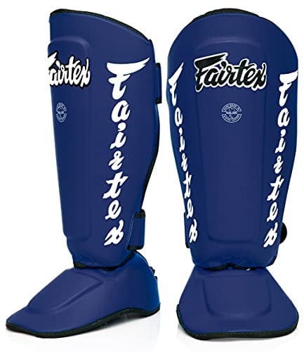 Fairtex SP7 Muay Thai Schienbeinschützer für Herren, Damen, Kinder | aus Syntek-Leder und hochwertig, leicht und langlebig | Abnehmbarer Schienbein- und Fußschutz(Medium-Blau)