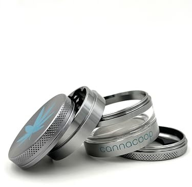 Cannacoop® Exclusive Grinder – Das Original - Premium Kräutermühle mit Pollensieb 63 mm | 4-teiliger Metall Crusher aus Aluminium | Magnetverschluss & Präzisionsmahlung | Türkis