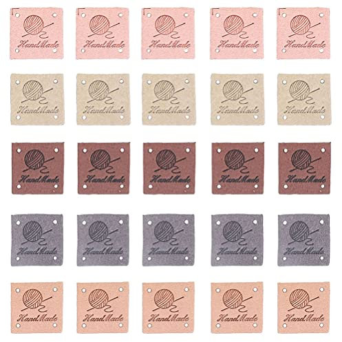 MiaLover 50 Stück PU Handmade Label Handmade Schreibwaren Labels zum annähen Handgemacht EinnäHen Textiletiketten Labels Verzierung Strickzubehör mit Löchern für DIY-Kleidung, 2.5x2.5cm, 5 Farben
