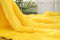 Yimihua Kunstpelzstoff Plüschstoff langfloriges Kunstpelzmaterial Flauschiger Stoff für Kostümmode Teppiche Requisiten Kulissen Cosplay Stuhldekoration 170cm*50cm(Color:Gelb)