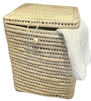 panier à linge rectangulaire en osier et feuilles de palmier