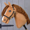 LarDen Hobby Horse Wendy mit schwarzem Halfter - Größe M, HANDGEFERTIGTES Stockpferd Für Kleine, Große Kinder mit Zubehör | Spielpferd, Pferd Zum Reiten Spielzeug, Hobby Horsing