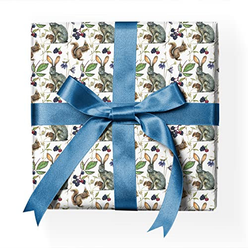 Hübsches Natur Geschenkpapier Set Hochwertiges klassisches Dekor-Muster-Papier mit Hasen Eichhörnchen Beeren zum verpacken, einpacken, scrapbooking, basteln weiß Format: 32 x 48cm, 4 Bogen